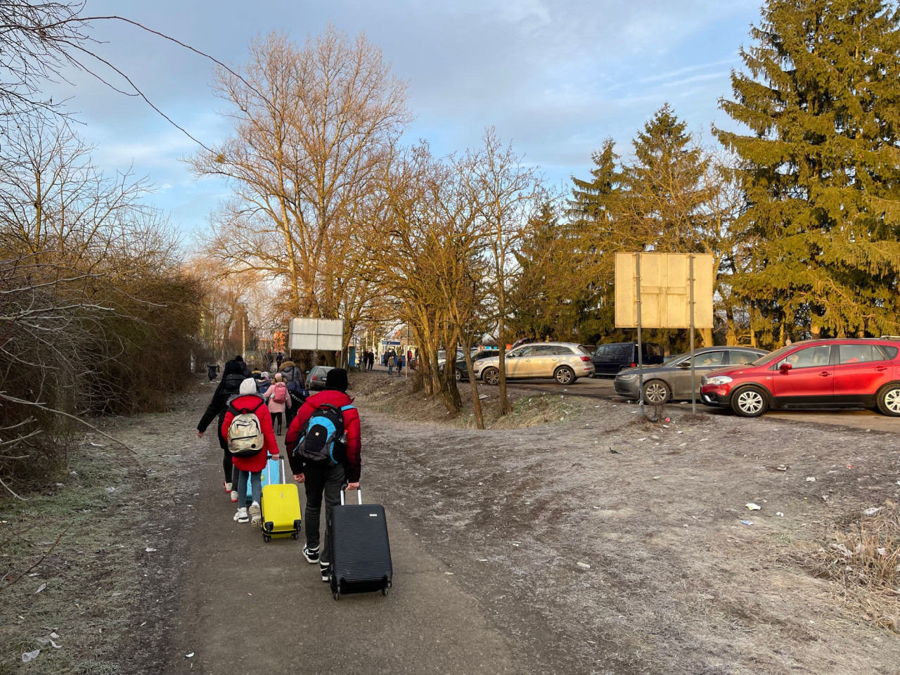 Gyalogosok tartanak a beregsurányi határátkelőhöz 2022. február 25-én (Fotó: Lukács Csaba/Magyar Hang)