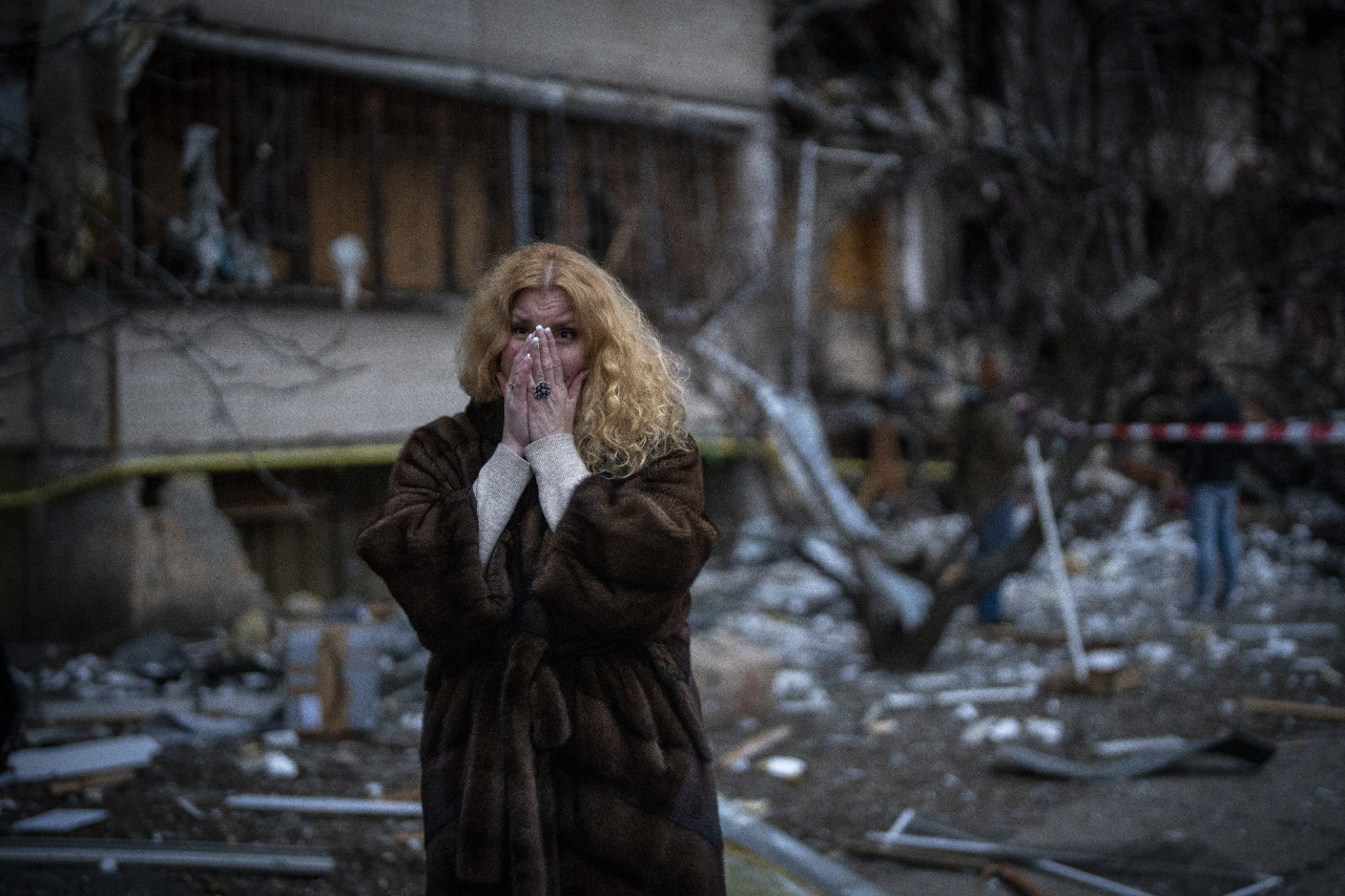 Natali Szevrijukova sír, miután rakétatámadás érte az otthonát Kijevben 2022. február 25-én (Fotó: MTI/AP/Emilio Morenatti)