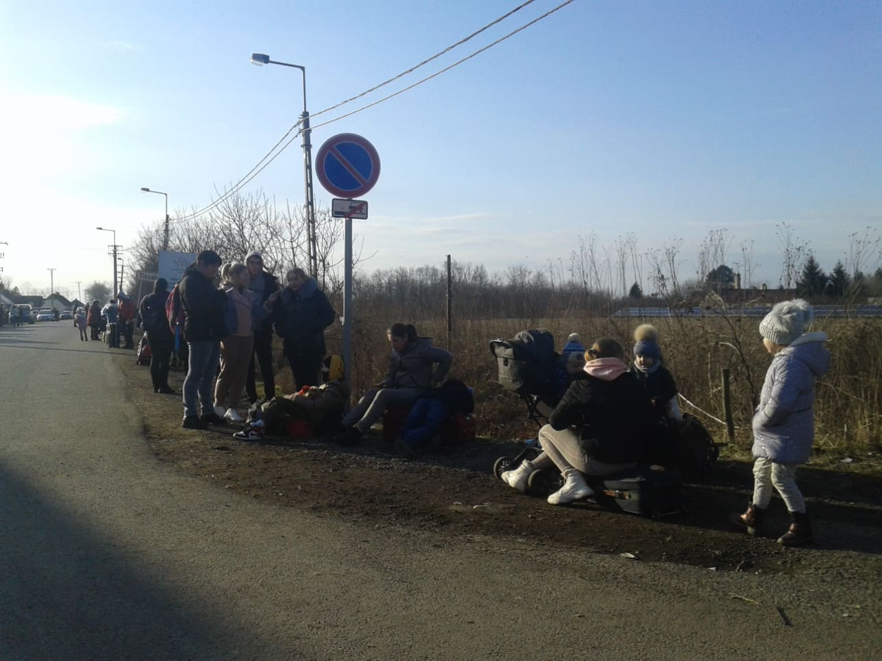 Az orosz-ukrán háború elől menekülő családok Tiszabecsnél 2022. február 25-én. (Fotó: György Zsombor/Magyar Hang)  