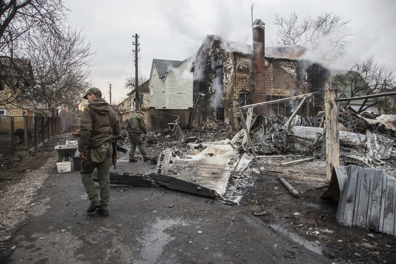 Ukrán katonák vizsgálják egy lelőtt repülőgép roncsait Kijevben 2022. február 25-én )Fotó: MTI/AP/Oleksandr Ratushniak)