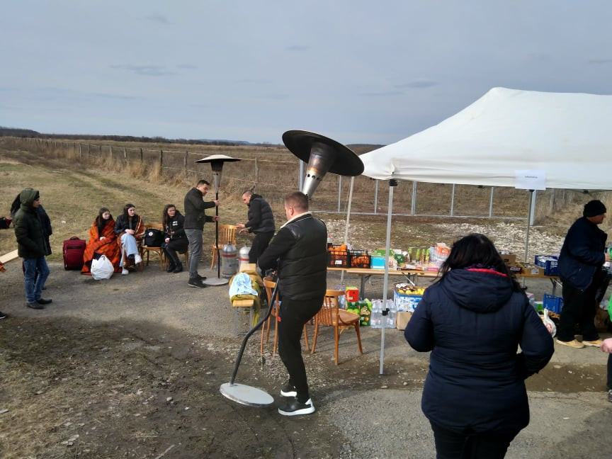 Hőgombákat hoznak Orbán Viktor látogatásával egy időben a beregsurányi határátkelőhöz (Fotó: Magyar Hang/Tompos Ádám)