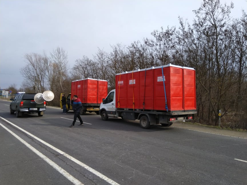 Mobil illemhelyek érkeznek Orbán Viktor látogatásával egy időben a beregsurányi határátkelőhöz (Fotó: Magyar Hang/Tompos Ádám)