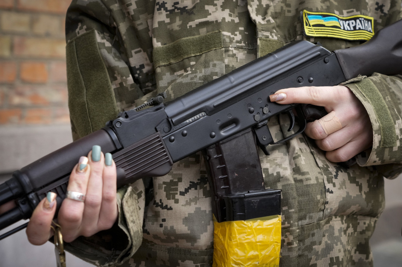 A polgári védelem egyik tagja fegyverét tartja járőrözés közben Kijevben 2022. február 27-én (Fotó: MTI/AP/Efrem Lukackij)