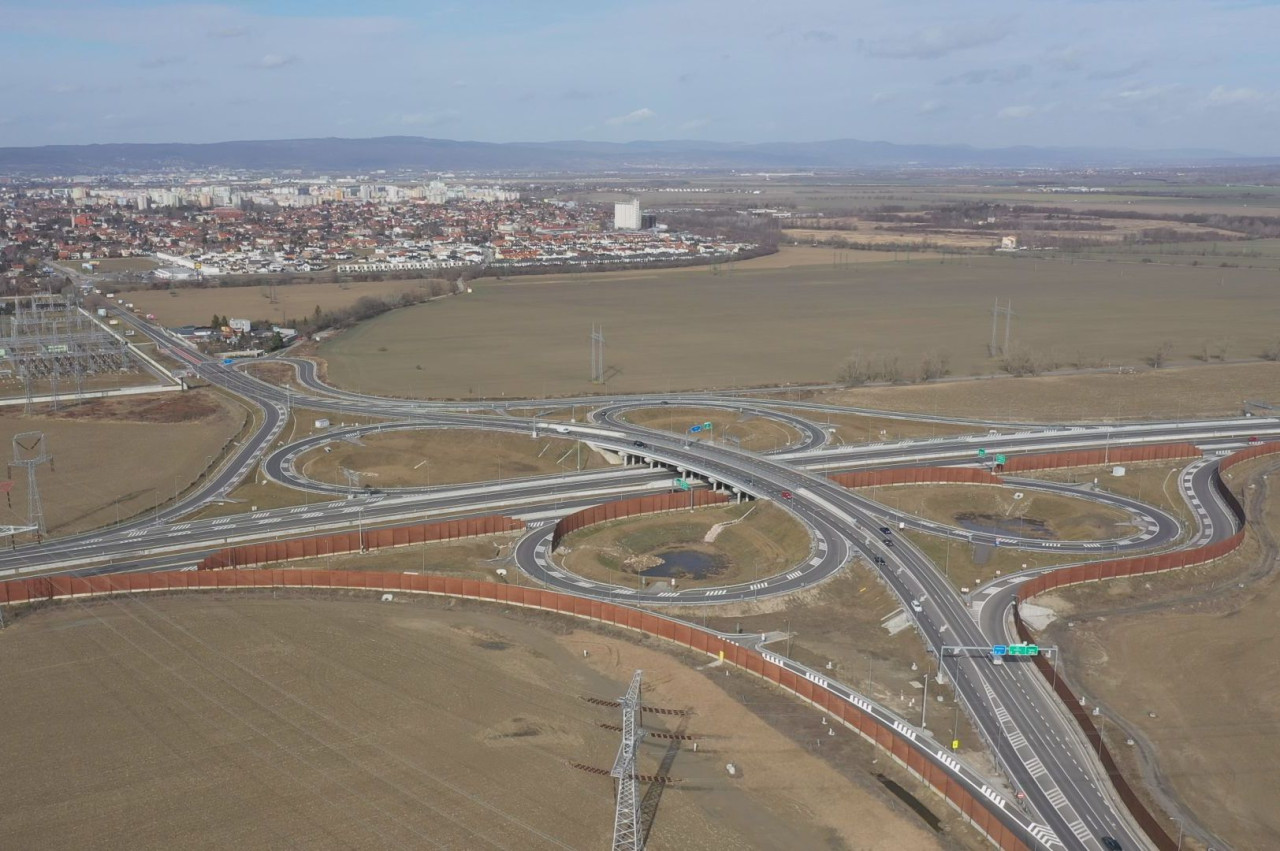 A D4-es autópálya, aminek építése miatt kisajátítottak földeket magyaroktól