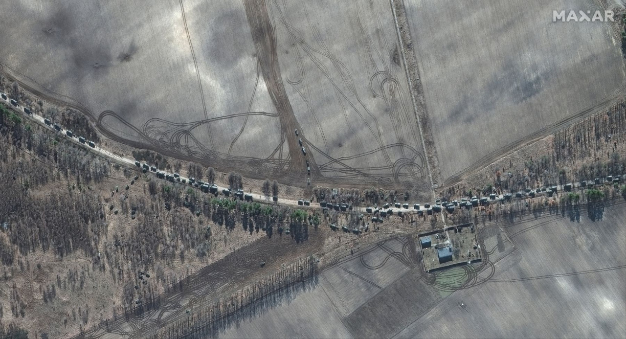 A Maxar Technologies által közreadott műholdfelvétel az orosz hadsereg konvojáról a kijevi Antonov repülőtér közelében 2022. február 28-án (Fotó: MTI/EPA/Maxar Technologies)