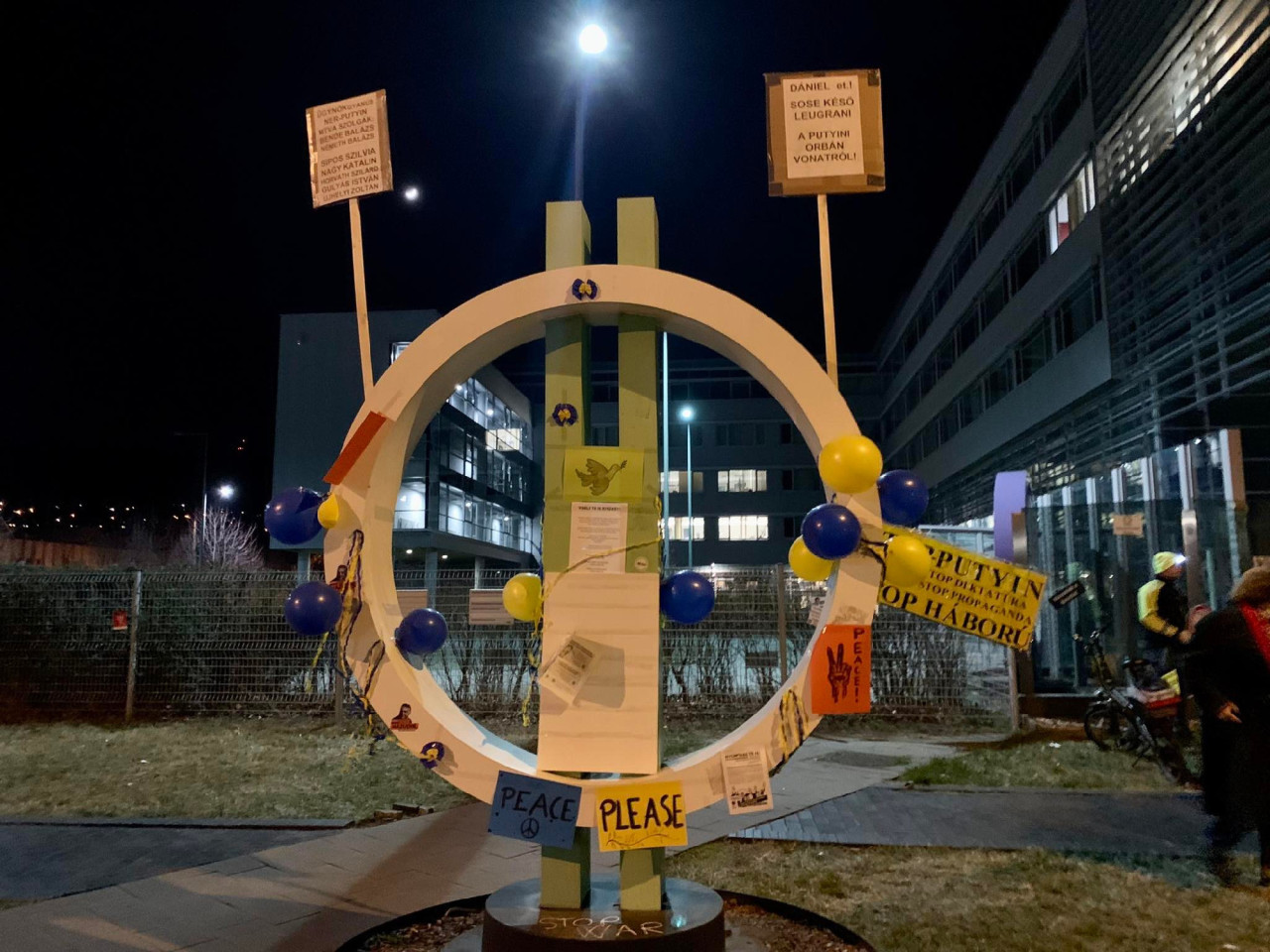 Kidekorálták az MTVA szimbólumát a putyini propaganda ellen tüntetők a tévészékháznál, 2022. március 6-án. (Fotó: Gulyás Balázs/Magyar Hang) 