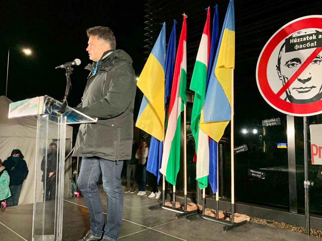 Márki-Zay Péter, az Egységben Magyarországért miniszterelnök-jelöltje az MTVA elleni tüntetésen 2022. március 6-án. (Fotó: Gulyás Balázs/Magyar Hang)