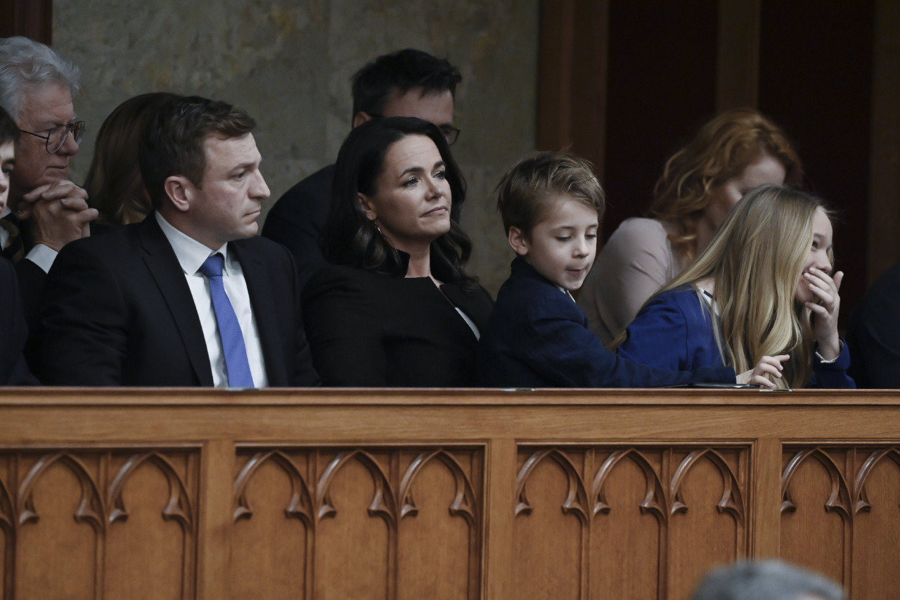 Novák Katalin családja körében az Országgyűlés plenáris ülésén (Fotó: MTI/Koszticsák Szilárd)