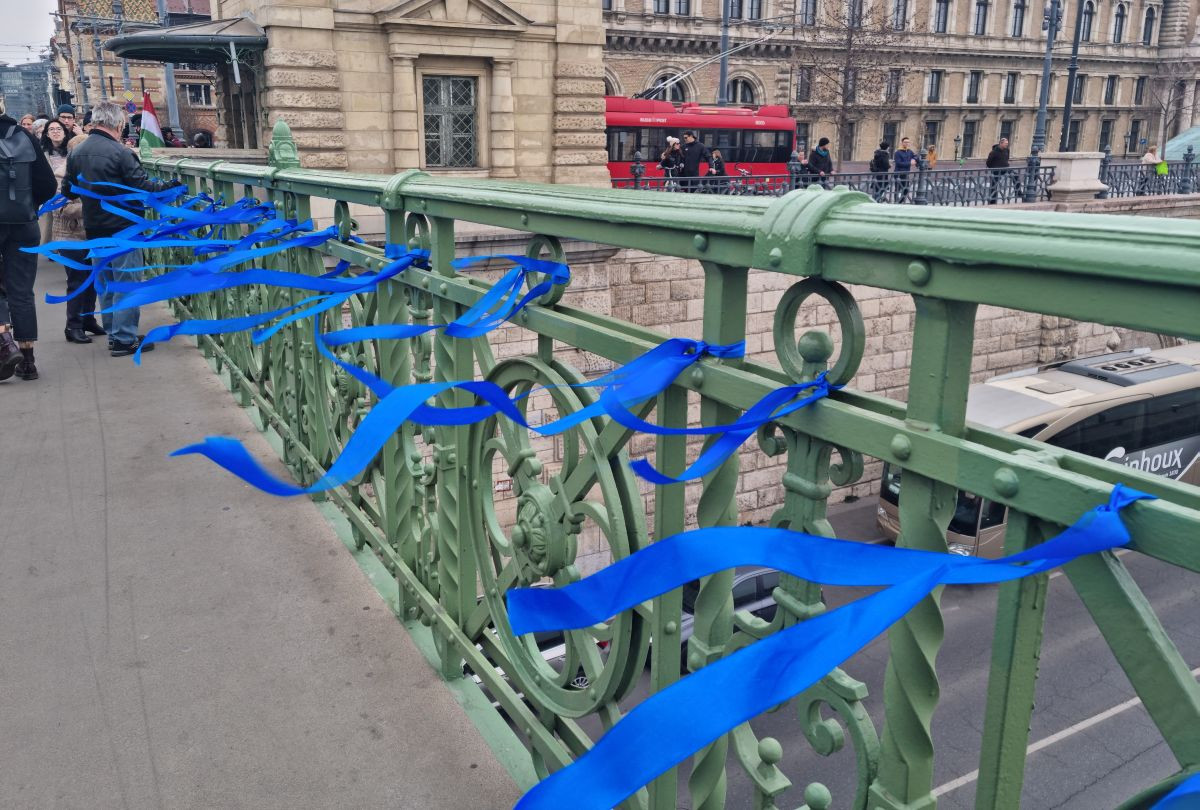 Kék szalagok a Szabadság hídon (Fotó: Katona Mariann//Magyar Hang)