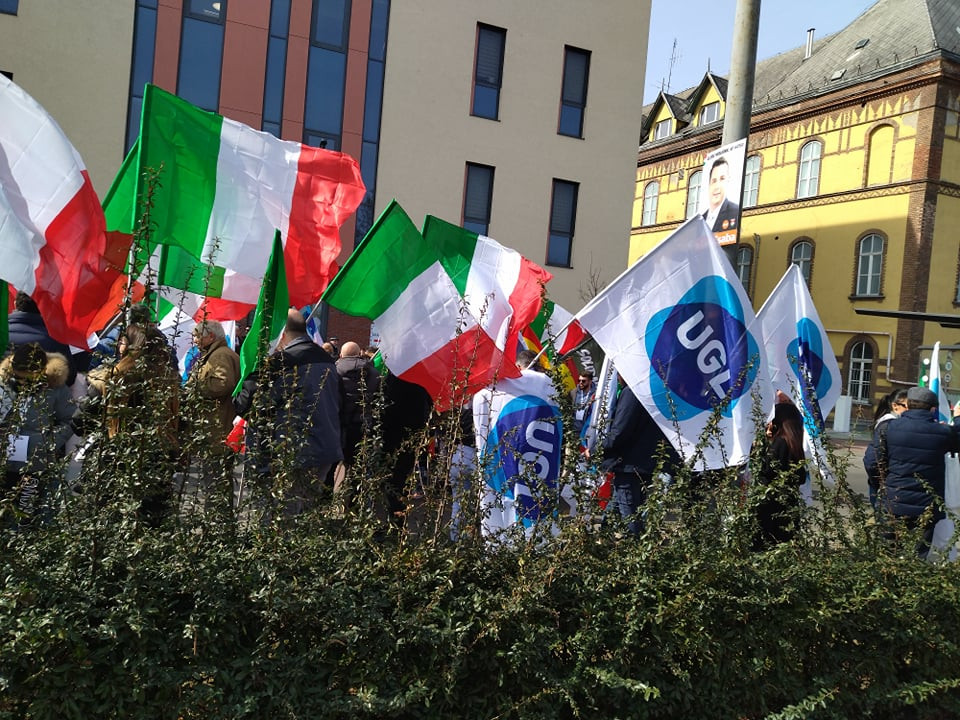 Helyszínen az olasz nemzeti-konzervatív szakszervezet, az UGL aktivistái (Fotó: Koncz Tamás/Magyar Hang)