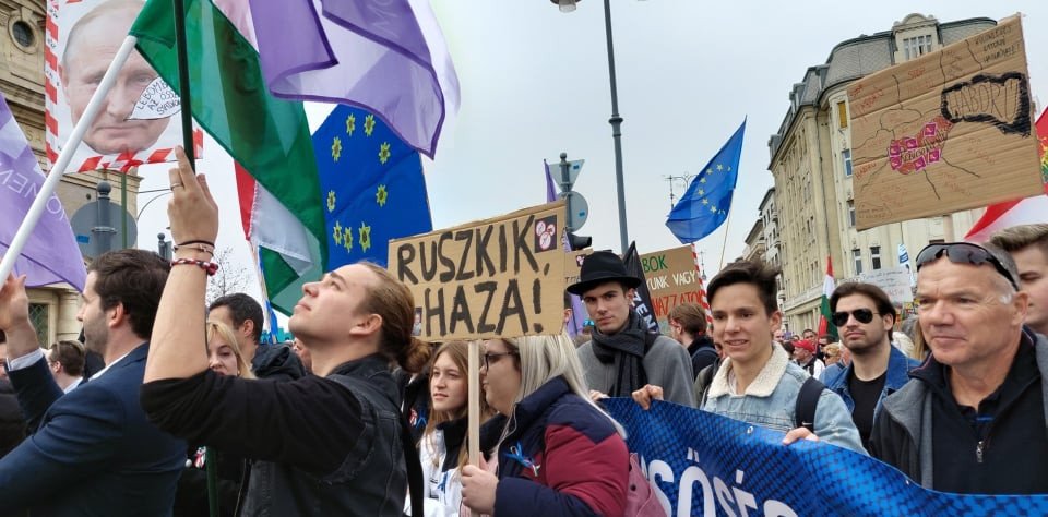 Fekete-Győr András vezeti az ellenzéki kormányváltó nagygyűlésre érkező Momentumosokat (Fotó: Hutter Marianna/Magyar Hang)