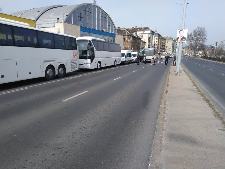 A kilencedik Békemenet résztvevőit szállító buszok (Fotó: Tompos Ádám/Magyar Hang) 