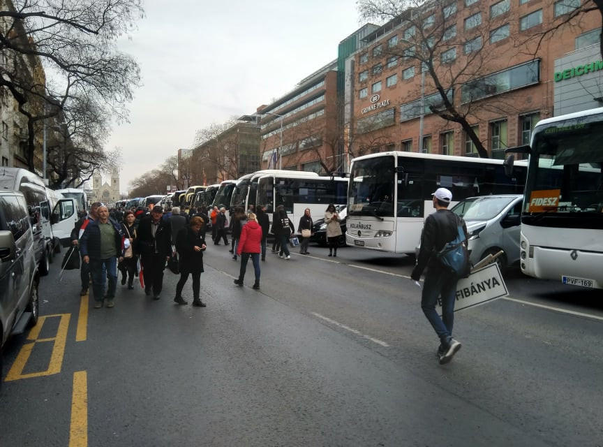 Békemenetre érkezett buszok 2022. március 15-én (Fotó: Tomos Ádám/Magyar Hang)