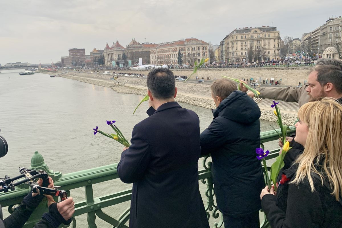 Ellenzéki politikusok a Szabadság hídról kék és sárga virágokat szórtak a Dunába, az Ukrajna népe iránti szolidaritásuk kifejezéseképp 2022. március 15-én (Fotó: Gulyás Balázs/Magyar Hang)