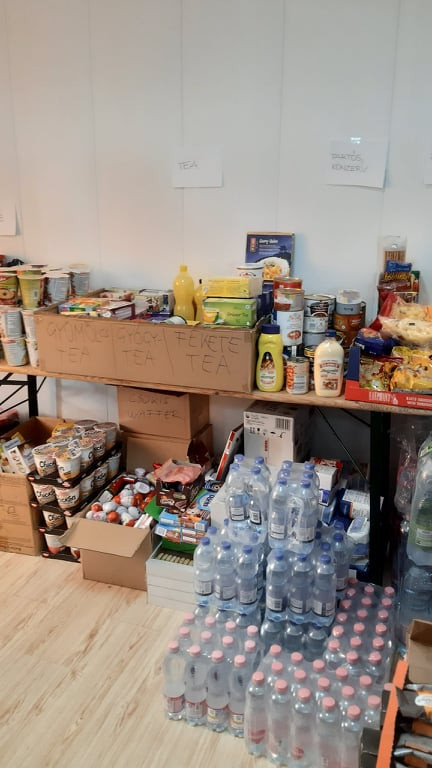 Nagyon sok élelmiszer-adományt osztanak szét a Migration Aid munkatársai. (Fotó: Albert Enikő/Magyar Hang)