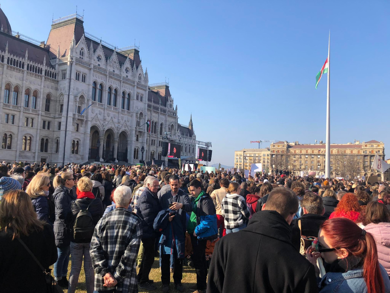 Tüntetnek a tanárok a Kossuth téren 2022. március 19-én. (Fotó: R. Kiss Kornélia/Magyar Hang)