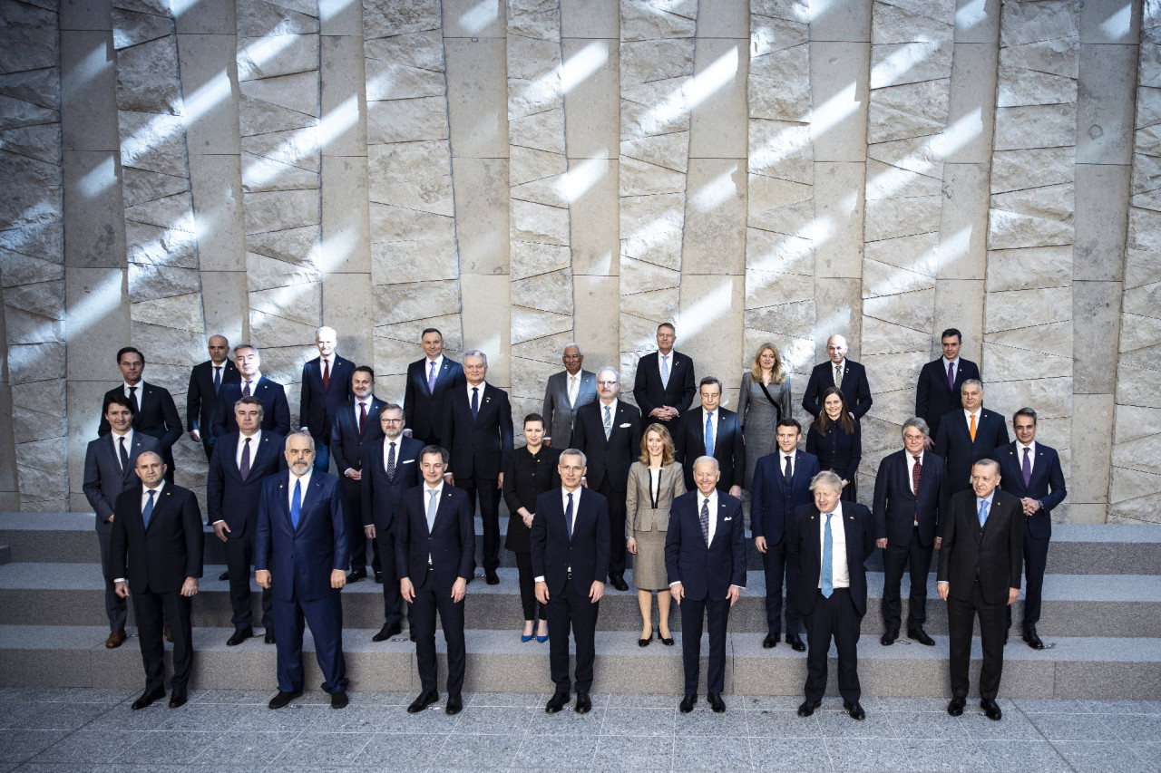 A Miniszterelnöki Sajtóiroda által közreadott képen Orbán Viktor miniszterelnök (a harmadik sorban jobbról) a NATO-tagországok állam-, illetve kormányfői rendkívüli brüsszeli csúcstalálkozójának családi fotóján 2022. március 24-én.