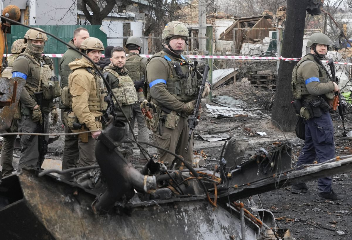 Volodimir Zelenszkij ukrán elnök (k) megsemmisített orosz harcjárművek roncsai és lerombolt lakóházak romjai mellett a Kijev melletti Bucsában 2022. április 4-én (Fotó: MTI/AP/Efrem Lukackij)