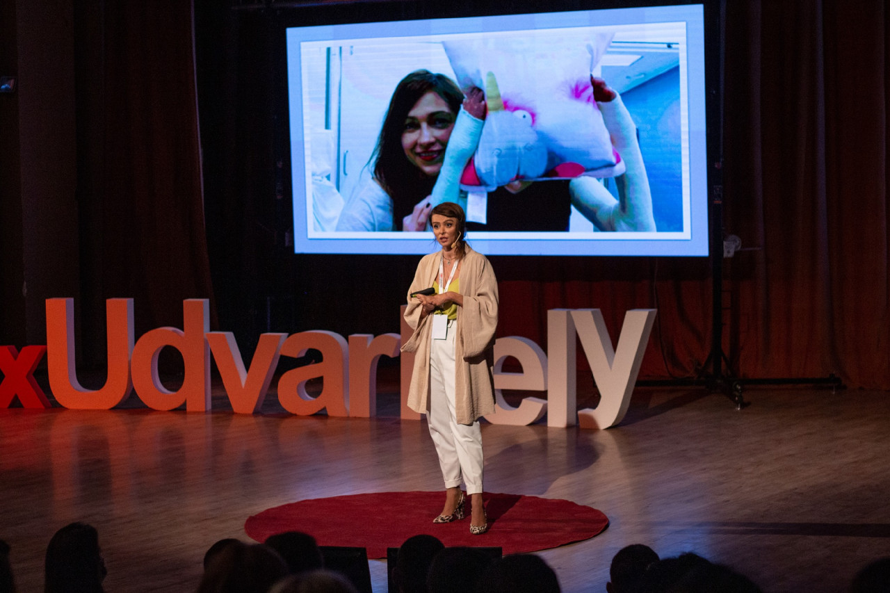 Oana-Maria Rotariu, a tragédia túlélője a székelyföldi előadáson (Fotó Szász Zsuzsi/TEDx Udvarhely)