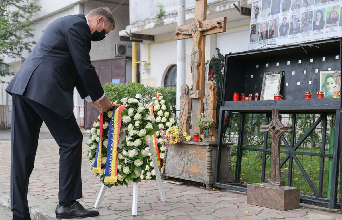 Klaus Johannis koszorúz a Colectiv klub előtt a tragédia ötödik évfordulóján, 2020. október 30-án (Fotó: Román Elnöki Hivatal)