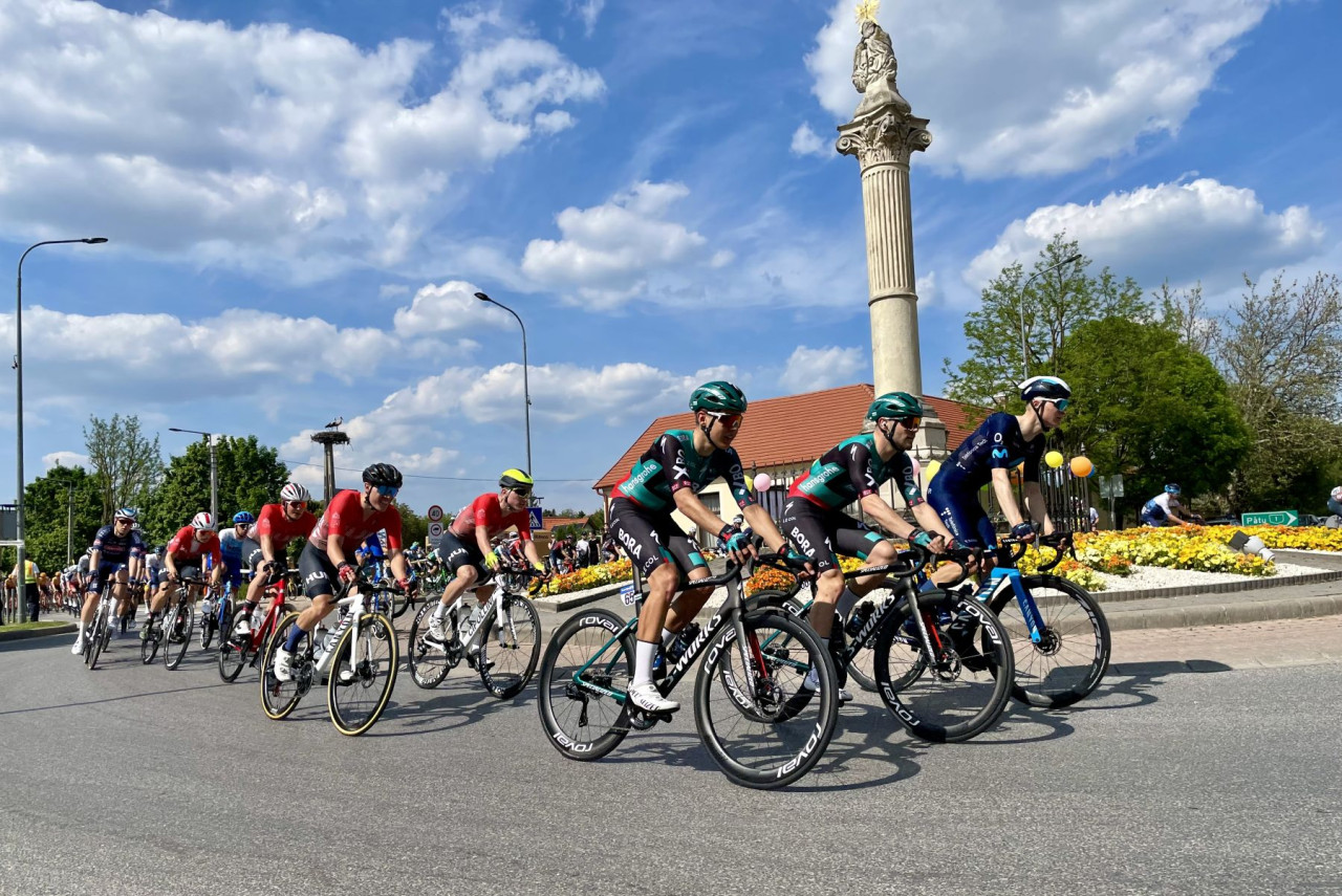 A Tour de Hongrie mezőnye Biatorbágyon 2022. május 11-én (Fotó: Grimm Balázs/Magyar Hang)