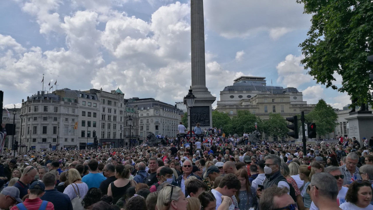 Tömeg a Trafalgar téren 2022. június 2-án (Fotó: Lakner Gergő)