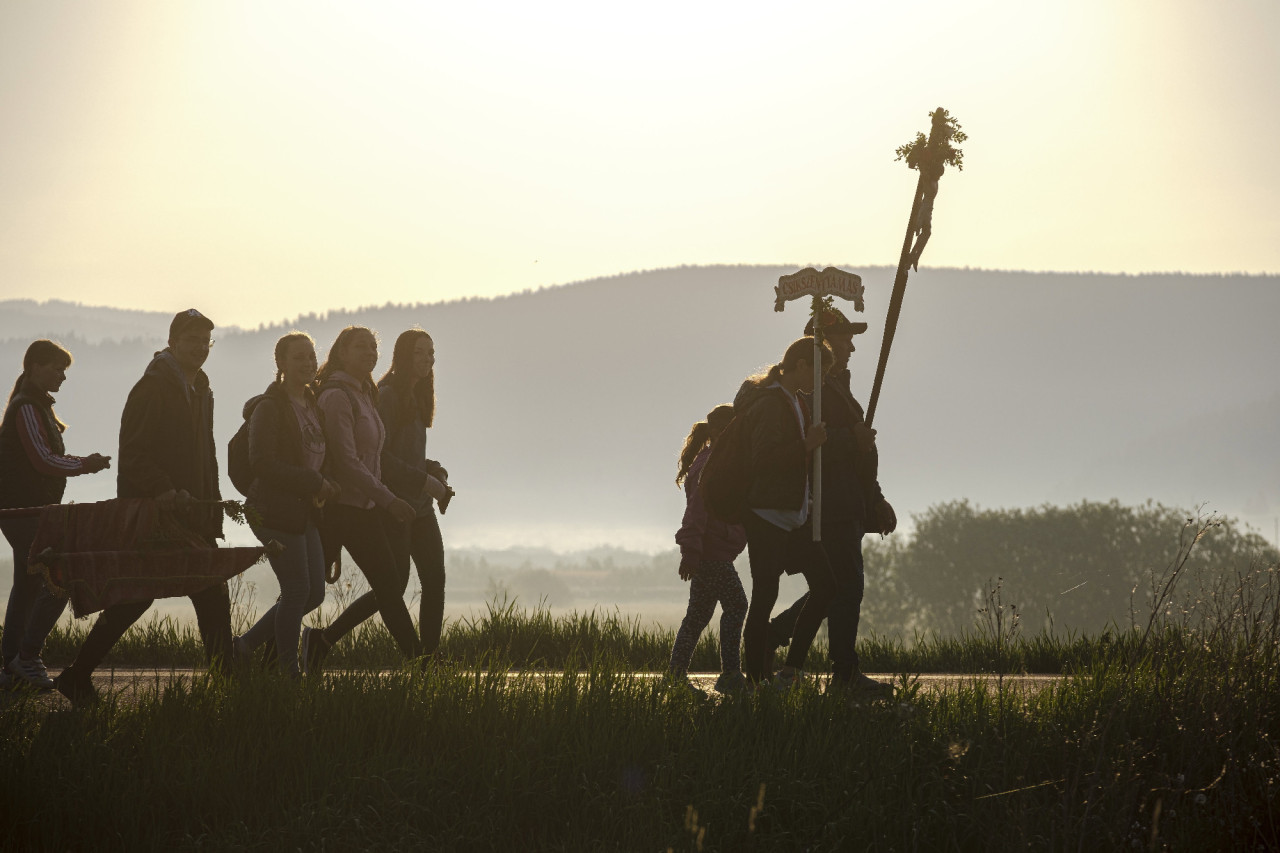 A csíksomlyói búcsúra tartó csíkkszenttamási keresztalja gyalogos zarándoklata Csíkrákos határában 2022. június 4-én reggel (Fotó: MTI/Veres Nándor)