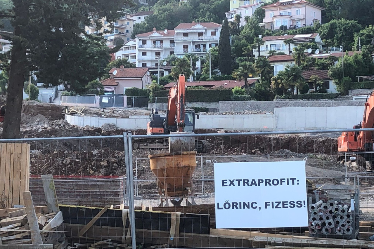 Mészáros Lőrinc érdekeltségének horvátországi építkezésénél akciózott a Párbeszéd (Forrás: Jámbor András/Facebook)
