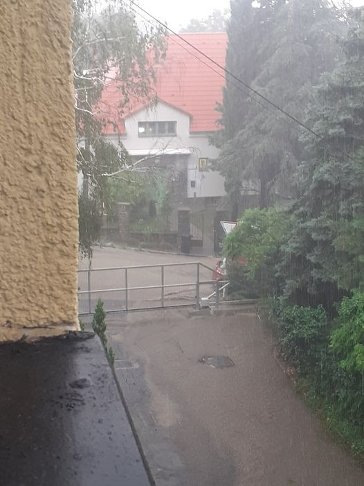 Így ömlött az eső Pécsen dél és egy óra között 2022. május 9-én (Fotó: olvasónk facebook-oldala)