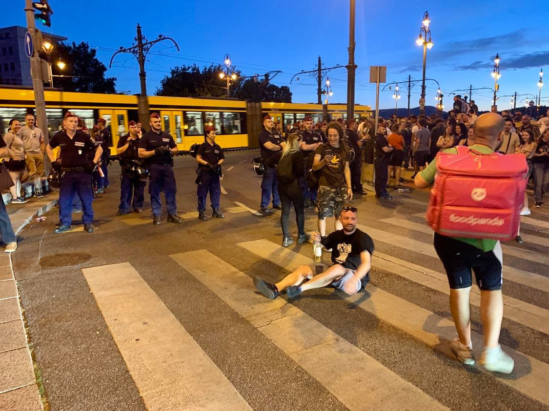 A KRESZ szabályain vitatkoztak a tüntetők és a rendőrök 2022. július 12-én, a katatüntetésen.   (Fotó: Gulyás Balázs/Magyar Hang) 