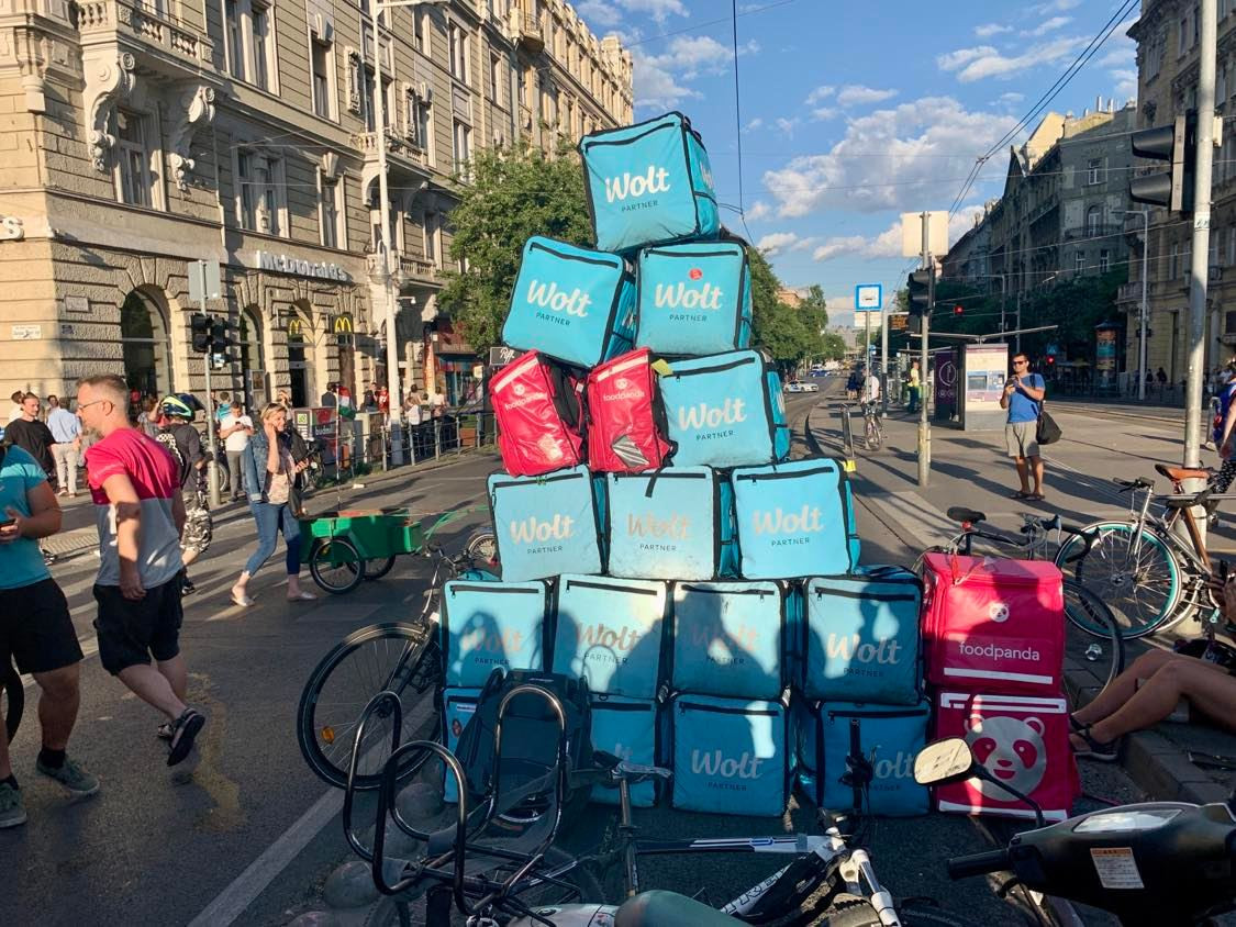 Futártáskákból építettek piramist a tüntetők 2022. július 12-én. (Fotó: Gulyás Balázs/Magyar Hang)