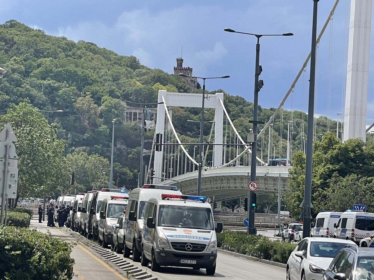 Életkép az Erzsébet hídról, ahol lassítják a forgalmat a tüntetők