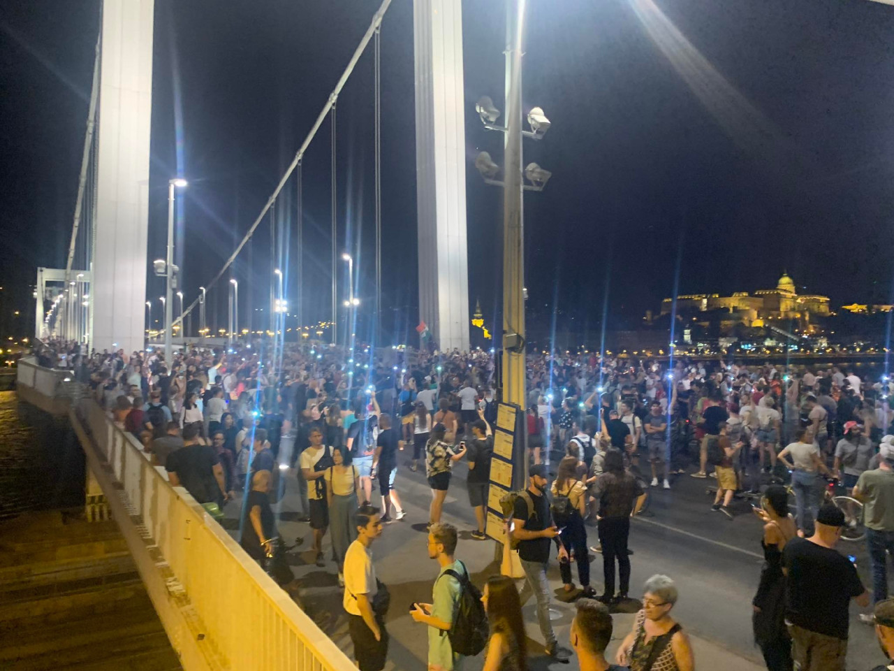 Okostelefonokkal világító tüntetők az Erzsébet hídon 2022. július 13-án (Fotó: Gulyás Balázs/Magyar Hang)