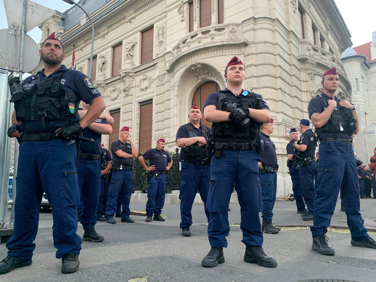 Rendőrök a Lendvay utcai Fidesz-székház előtt 2022. július 13-án (Fotó: Gulyás Balázs/Magyar Hang)