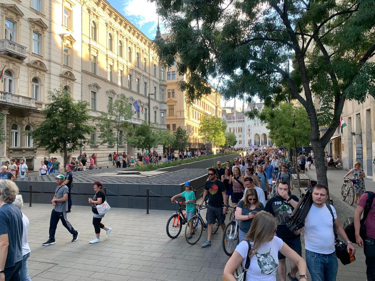 Tüntetők vonulnak az Alkotmány utcán a kata módosítása elleni tüntetésen 2022. július 13-án (Fotó: Gulyás Balázs/Magyar Hang)