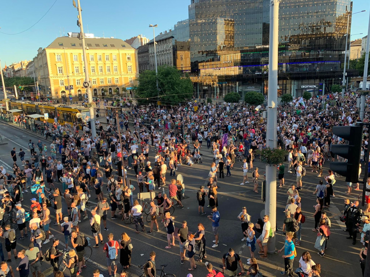 A kata módosítása ellen tüntetők a Nyugati téren 2022. július 13-án (Fotó: Gulyás Balázs/Magyar Hang)