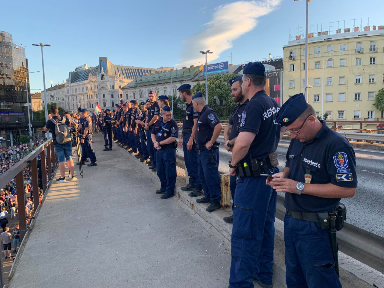 Rendőrök a Nyugati téri felüljárón 2022. július 13-án (Fotó: Gulyás Balázs/Magyar Hang)
