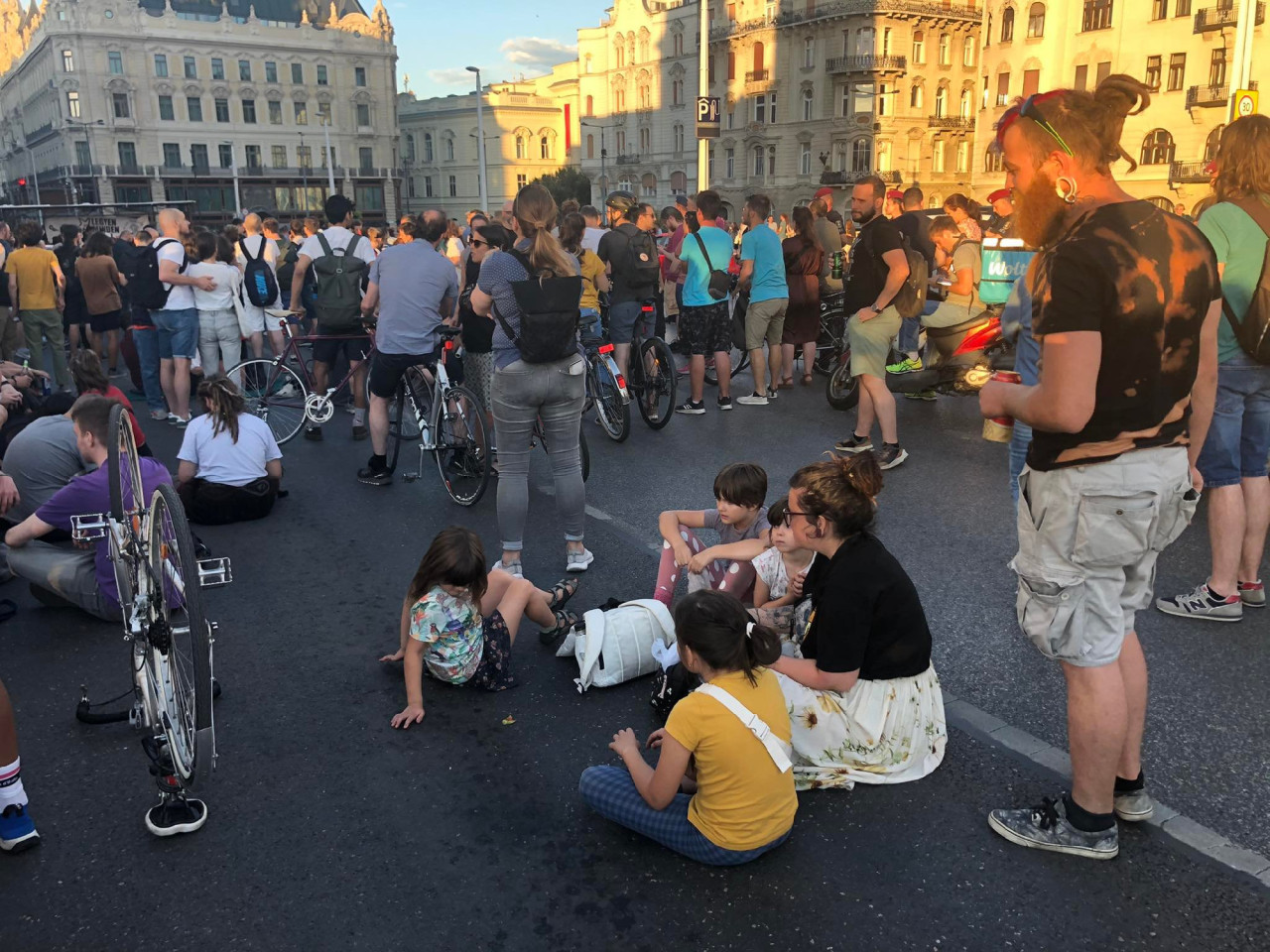 A Magyar Kétfarkú Kutya Párt tüntetése Budapesten, az Erzsébet hídon 2022. július 15-én (Fotó: R. Kiss Kornélia/Magyar Hang)