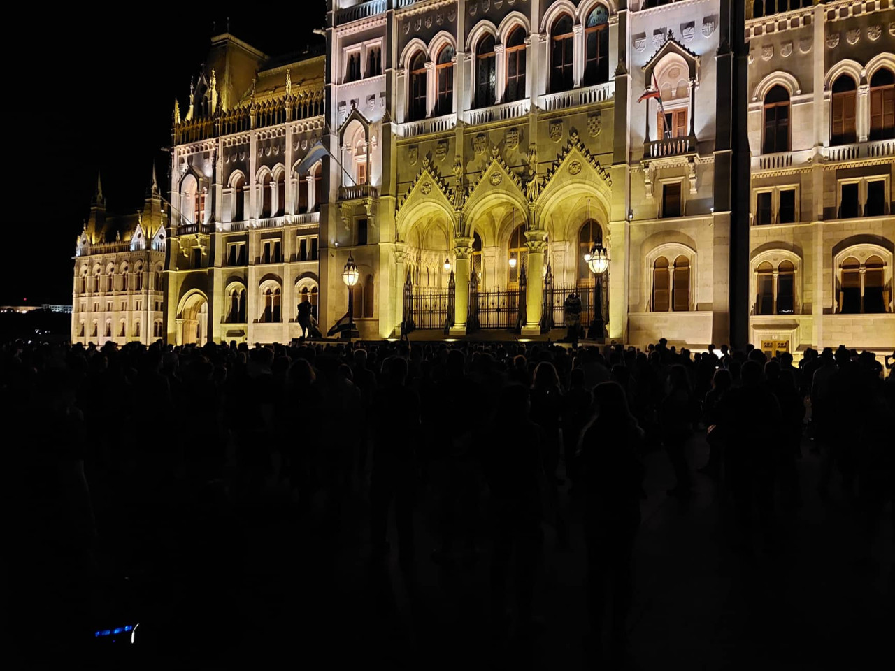 Tüntetők a Kossuth téren július 16-án, éjjel fél tizenkettő után (Fotó: György Zsombor)