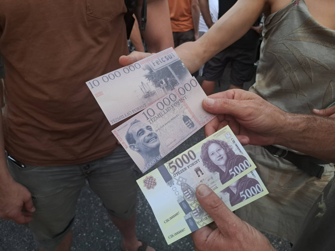 Tízmilliós bankjegy az Erzsébet hídi tüntetésen 2022. július 22-én (Fotó: Magyar Hang)