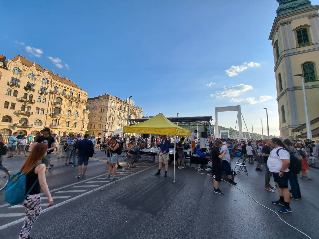 Tüntetés az Erzsébet hídon 2022. július 22-én (Fotó: Albert Enikő/Magyar Hang)