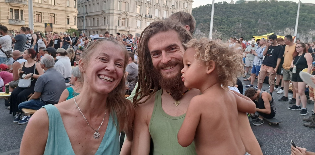 Döme Zsuzsa és G-Ras a kisfiával az Erzsébet hídi tüntetésen 2022. július 22-én (Fotó: Magyar Hang/Albert Enikő)