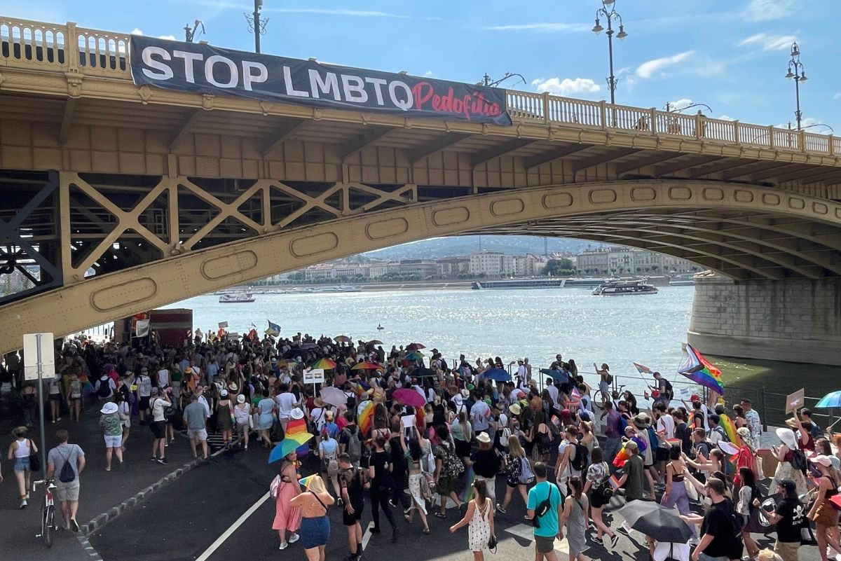 Ellentüntetők drapériája és a Budapest Pride felvonulói 2022. július 23-án (Fotó: Lukács Csaba/Magyar Hang)