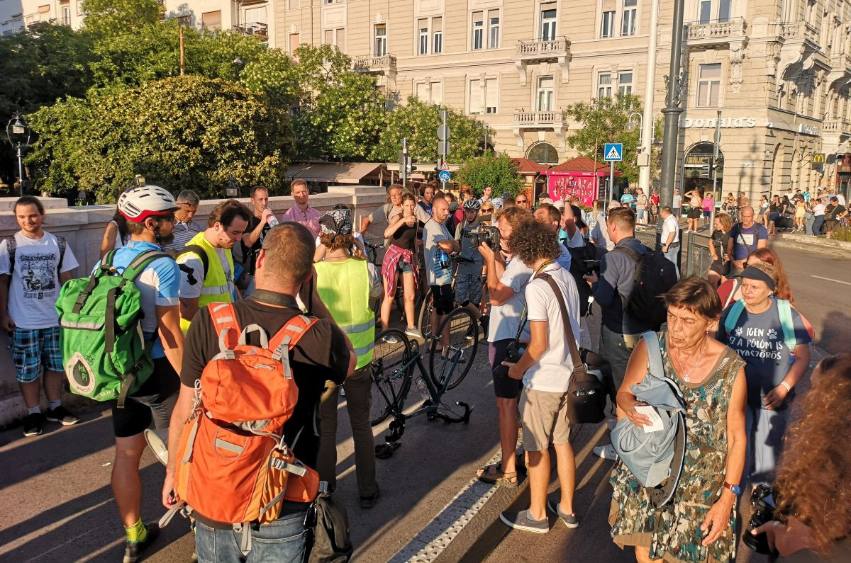A kata átalakítása ellen tüntetők a Margit hídon 2022. július 25-én (Fotó: Dévényi István/Magyar Hang))