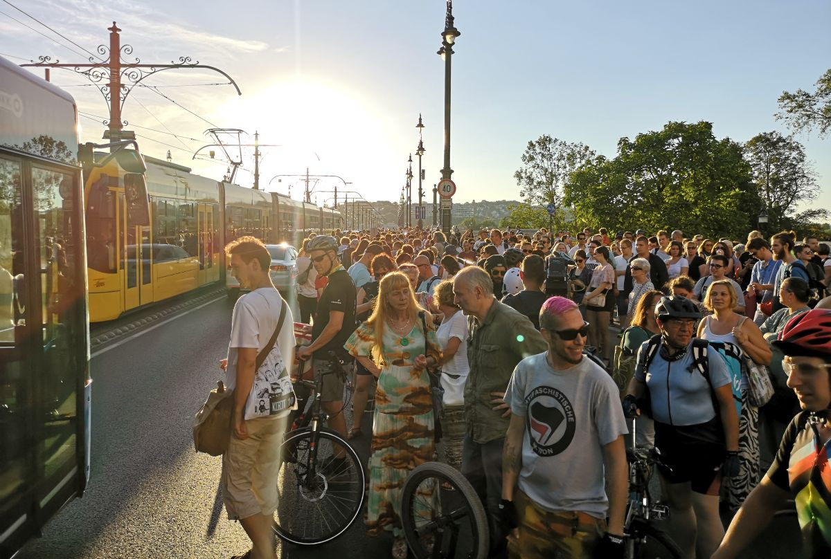 A kata átalakítása ellen tüntetők a Margit hídon 2022. július 25-én (Fotó: Dévényi István/Magyar Hang))