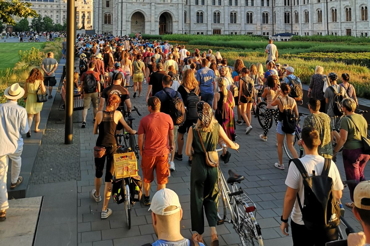A kata átalakítása ellen tüntetők a Parlamentnél 2022. július 25-én (Fotó: Dévényi István/Magyar Hang))