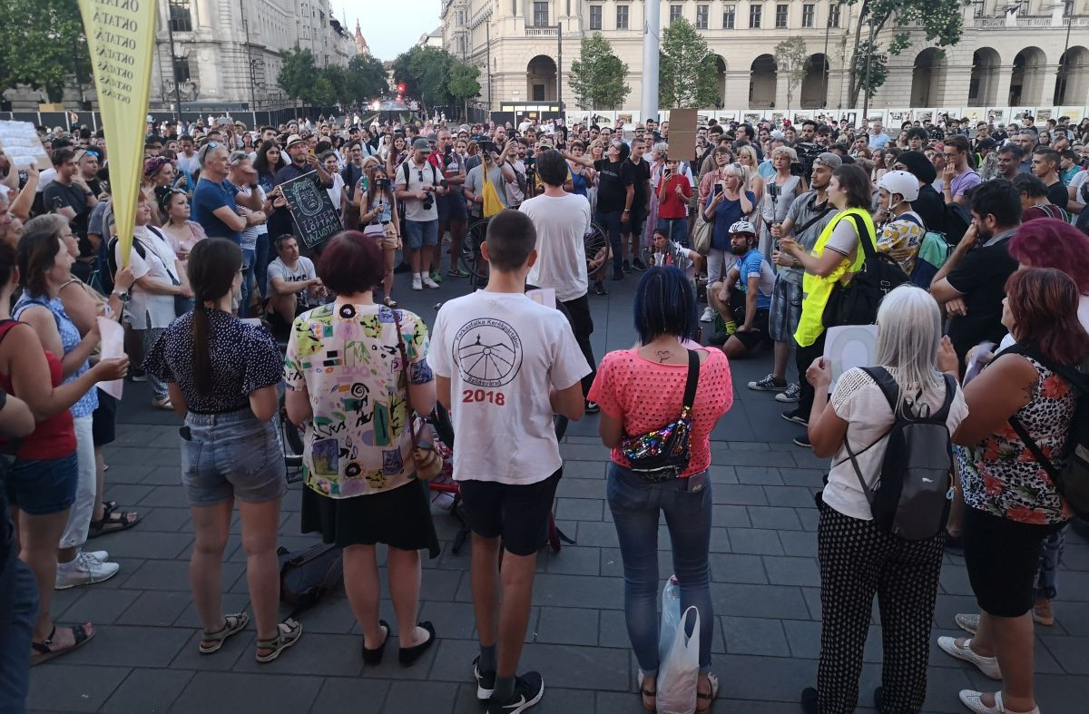Tüntetők a Parlament előtt 2022. július 25-én (Fotó: Dévényi István/Magyar Hang)