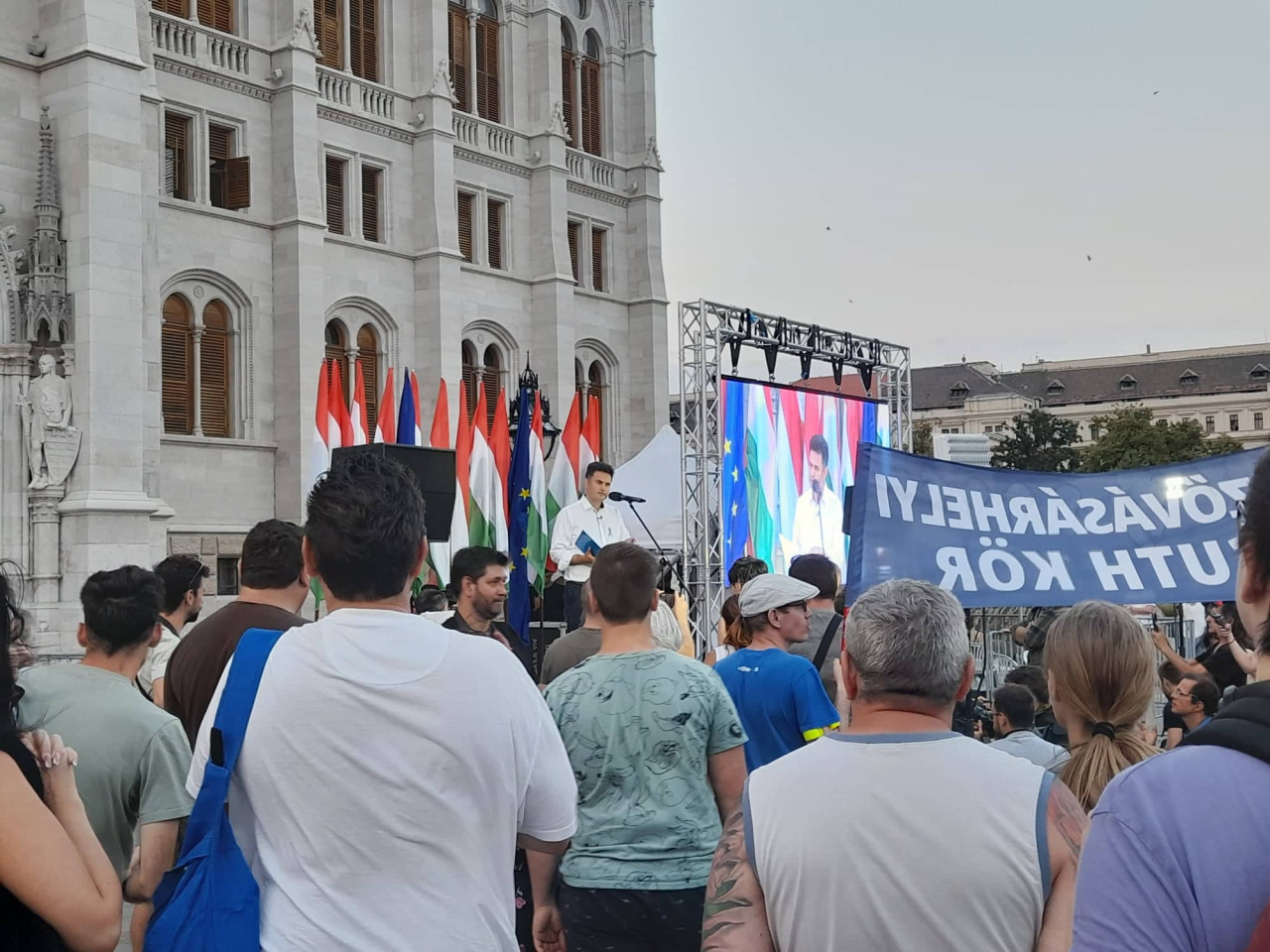 Márki-Zay Péter mond beszédet a 2022. augusztus 6-i Kossuth téri tüntetésen. (Fotó: Ficsor Benedek/Magyar Hang)