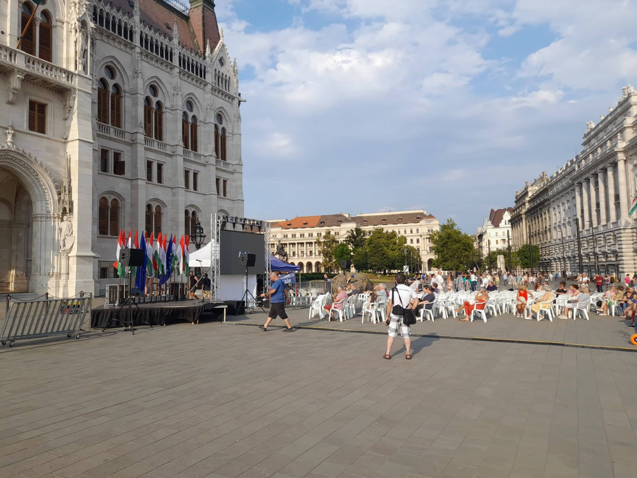 Gyülekeznek a tüntetők a Kossuth térre este hatra meghirdetett demonstrációra, 2022. augusztus 6-án. (Fotó: Ficsor Benedek/Magyar Hang)