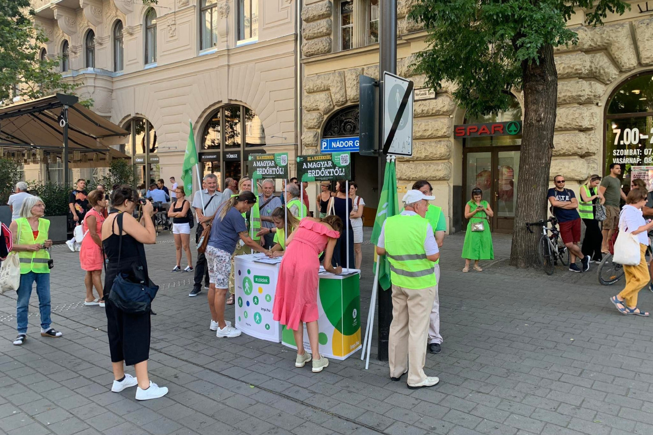 Az LMP tiltakozó petícióját is alá lehet írni (Fotó: Magyar Hang/Gulyás Balázs)